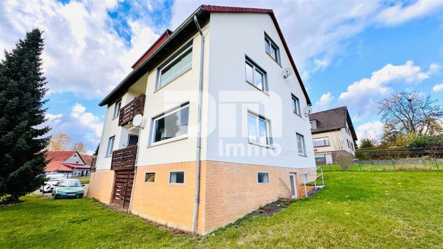 Modernisiertes Dreifamilienhaus + 2 Garagen in idyllischer Lage / großes Grundstück / Panoramablick - Rückansicht